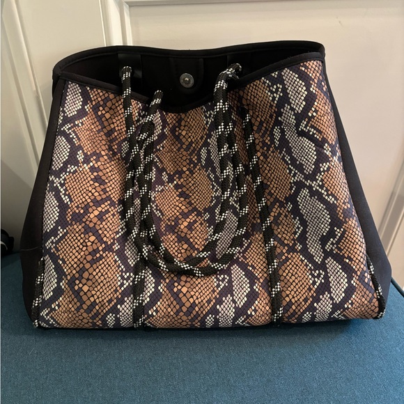 Excellent condition neoprene handbag with clutch/wallet. - Picture 2 of 6